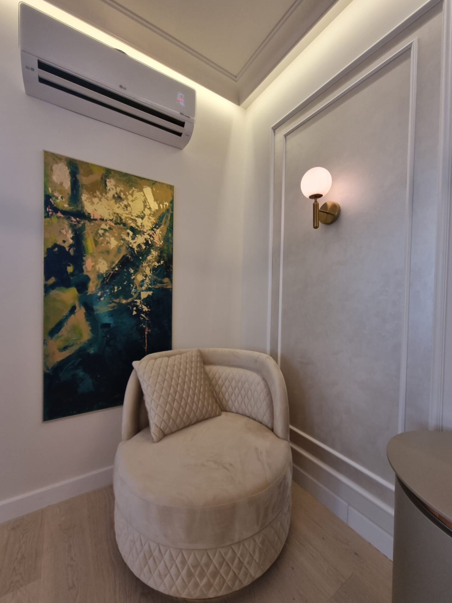 Metallic epoxy resin flooring with high-gloss seamless finish